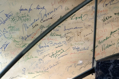 Restaurace MAT - podpisová stěna
