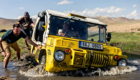 Žlutou žábou do země modrého nebe