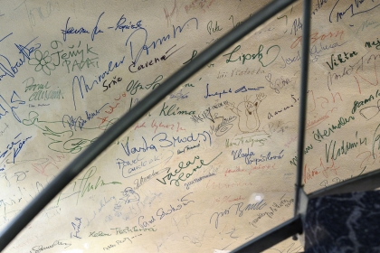 Podpisová stěna v suterénu u vstupu do kina