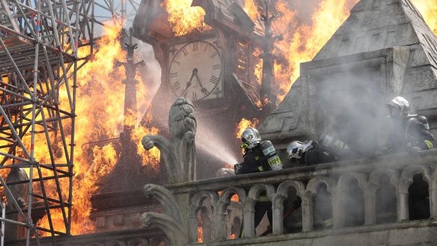 Notre-Dame v plamenech